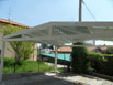 Gazebo in alluminio realizzato su misura con tende scorrevoli motorizzate.